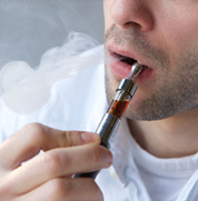 So dampft man eine E-Zigarette richtig und erzeugt riesige Dampfwolken